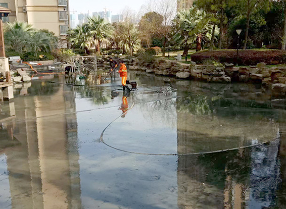 杨林街道景观池淤泥清理