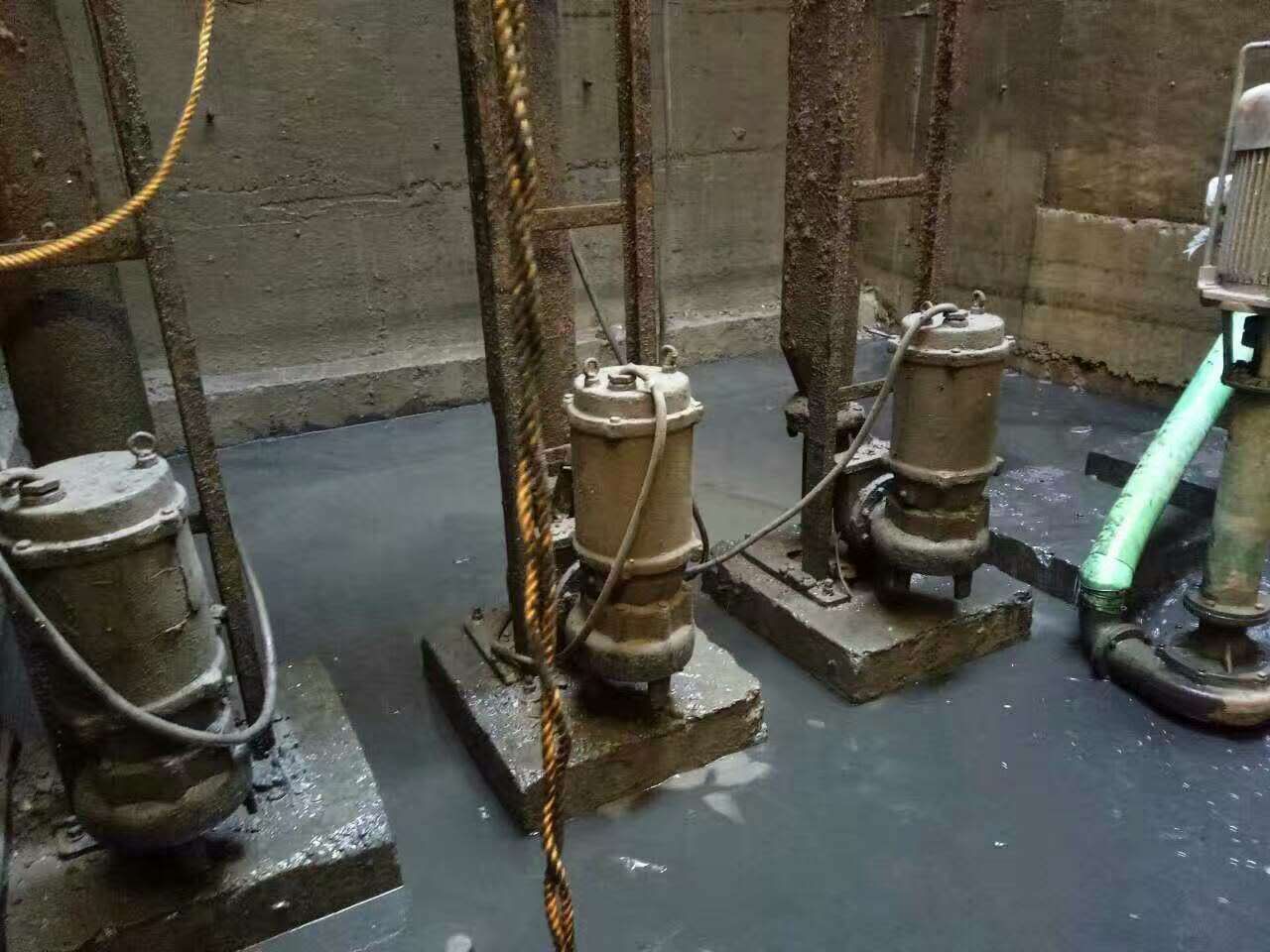 杨林街道污水池清理