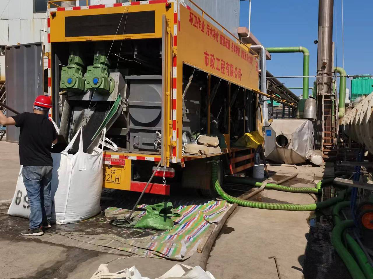 杨林街道淤泥压干处理