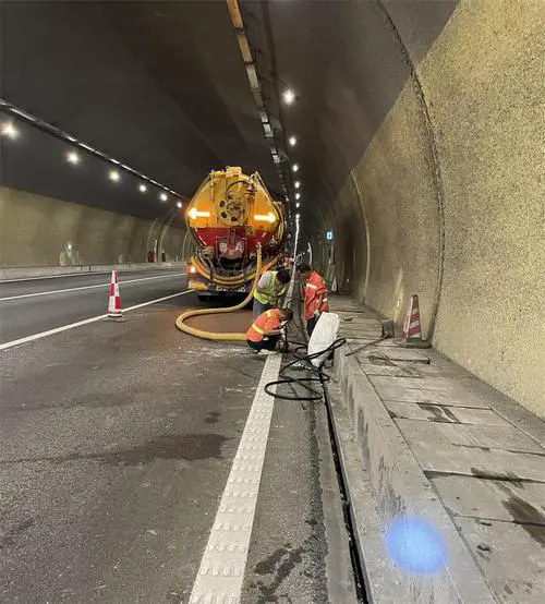 杨林街道隧道排水渠清淤